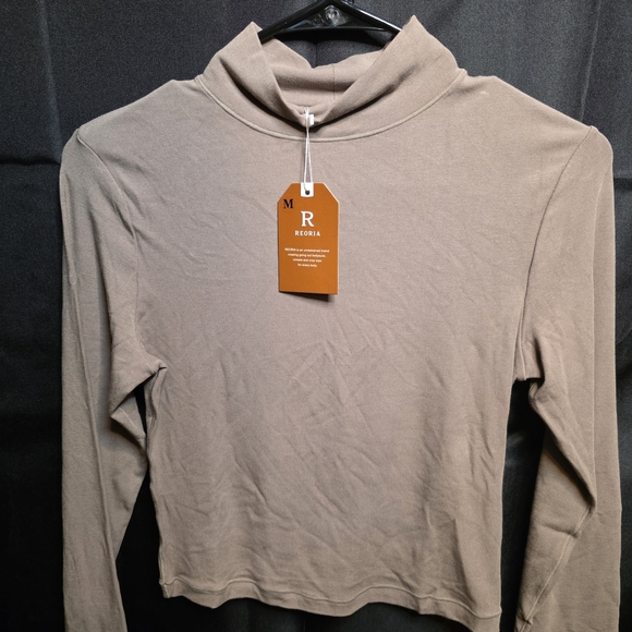 NEW Reoria Long Sleeve Mock Neck Crop Tops (Bundle of 4) - Picture 3 of 4